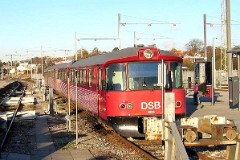 DSB ML 4905 trainset photographed at the railway station in Hillerød 8. November 2004.  The ML/FL trainset was built by Duewag and Scandia and was delivered to DSB in 1984 in a number of 7 motorcoaches (ML) and 5 middle section coaches (FL). The trainsets are similar to the Y-class - used by a lot of Danish private railway compagnies. 2 diesel engines a 132 kW. Max speed 80 km/h - 50 mph. Length ML 17 530 mm - FL 17. 450 mm. Weight ML 27 metric tonnes - FL 18 metric tonnes. ML has 47 seats, FL 64 seats all 2nd class. The trainsets were renovated in 1997-1998. The ML/FL is used for the line Hillerød - Helsingør, called "Lille Nord".